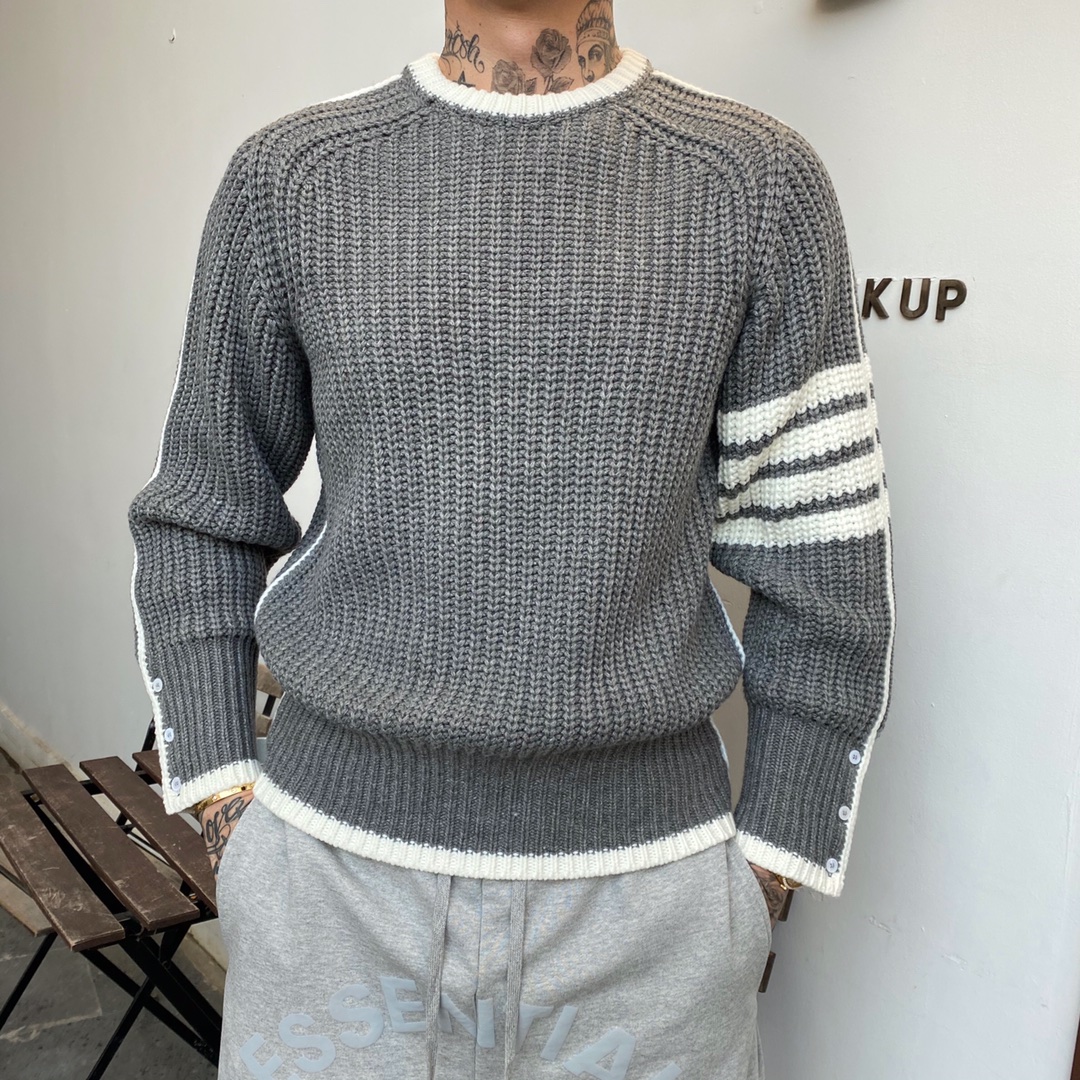  [THOM BROWNE] 톰브라운 20FW 백 스트라이프 로고 사선 니트 스웨터