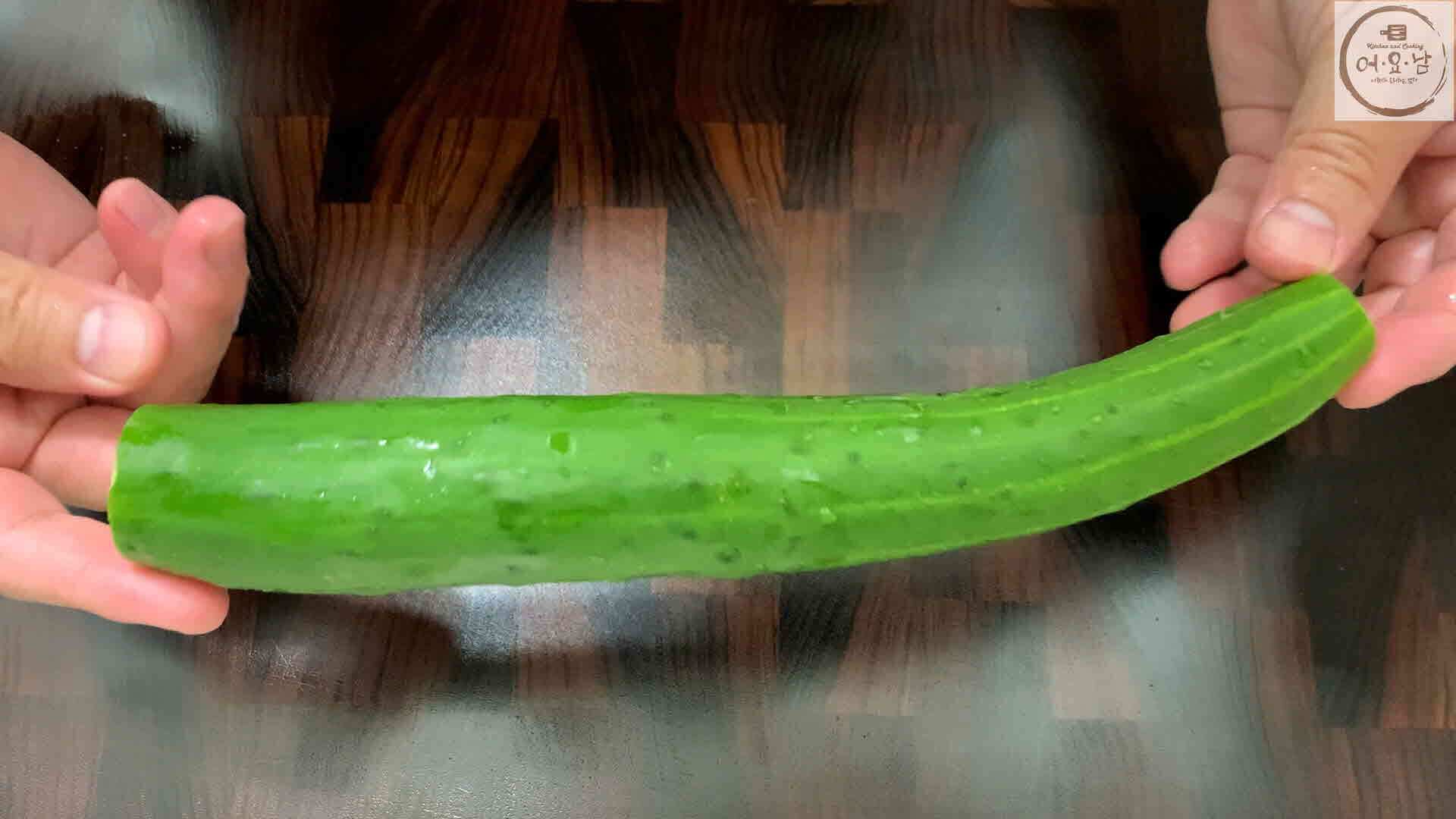 오이탕탕이무침_재료준비_오이부수기1