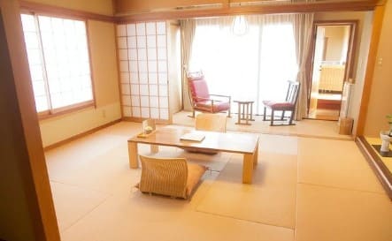 일본식의 객실 내부 좌식 의자와 좌식 테이블