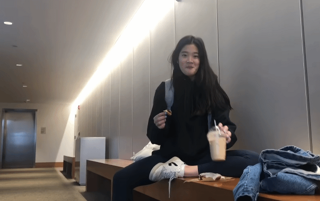  외국친구 유튜브 브이로그에 나온 이재용 딸.gif