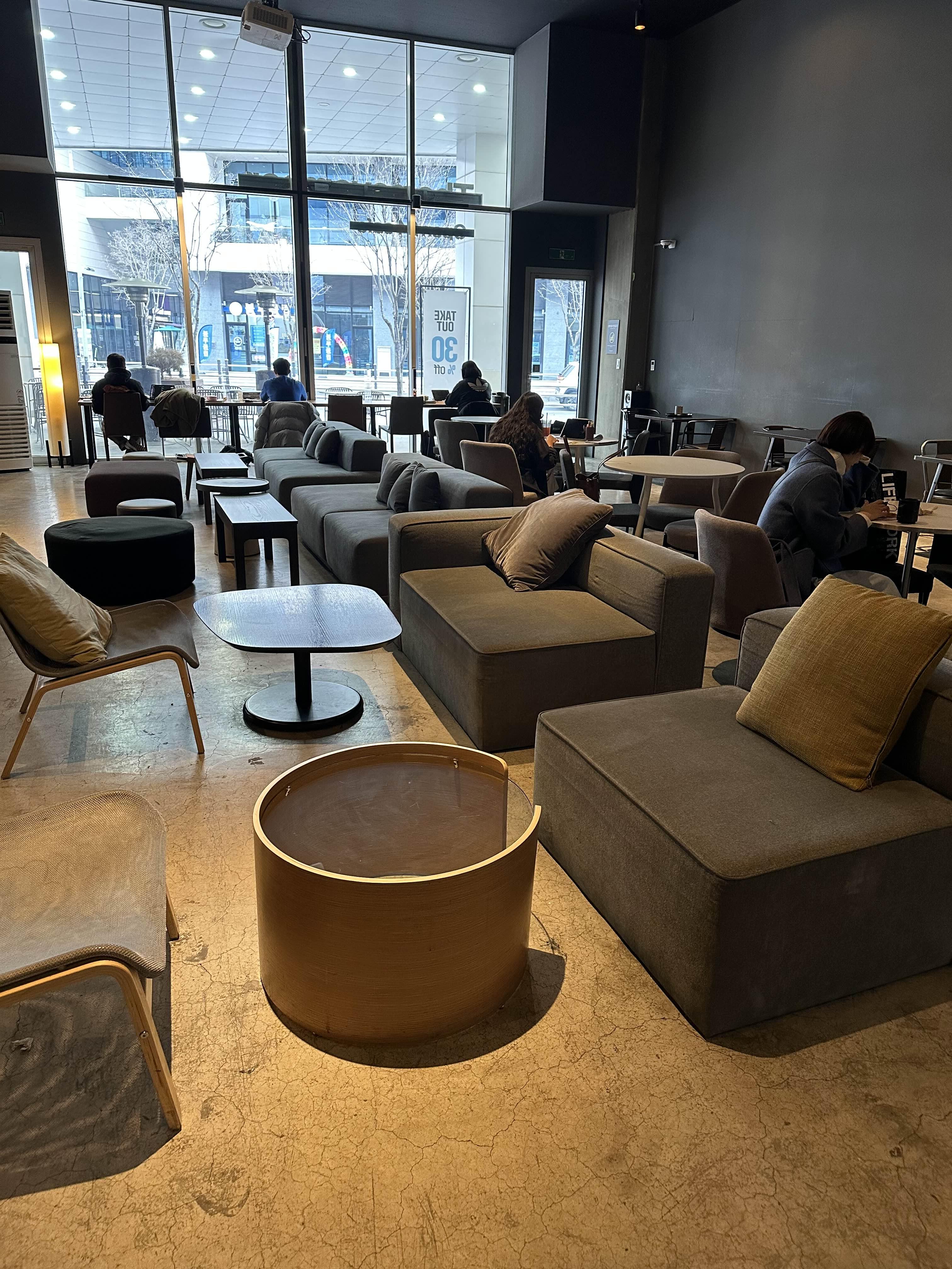 무려 연중무휴 24시간 운영하는, 13