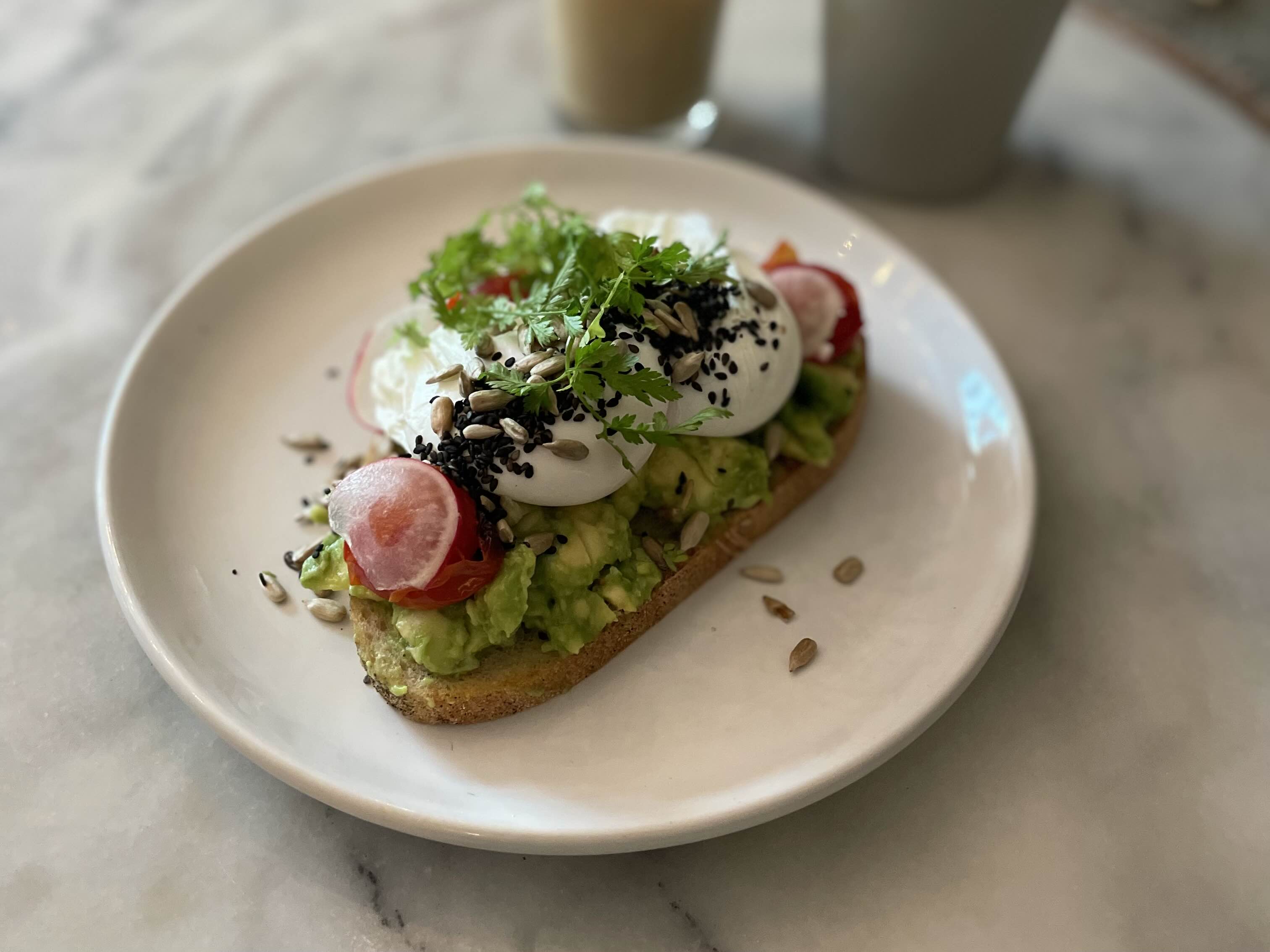 베를린_DISTRIKT_COFFEE_아보카도_토스트