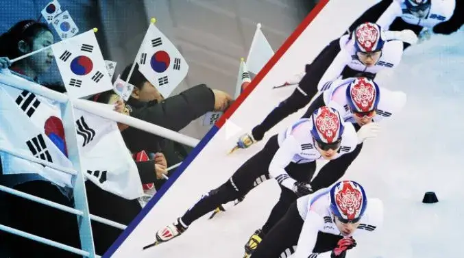 대한민국 선수 응원모습과 얼음위를 달리는 선수4명
