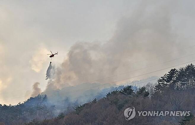 영월 산불 진화하는 헬기