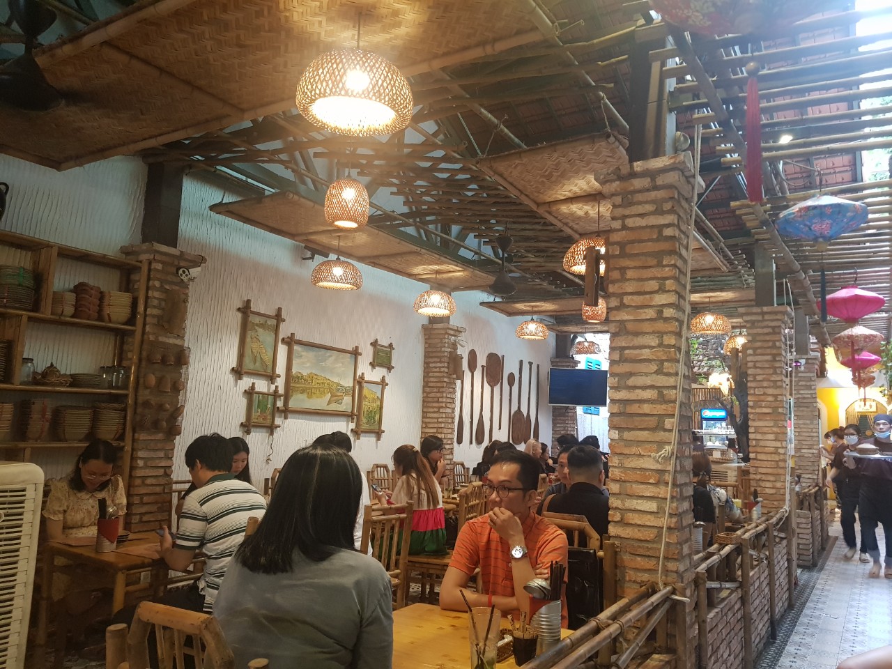 호치민 3군 로컬 맛집 Cơm Qu&ecirc; Mười Kh&oacute; 식당 내부