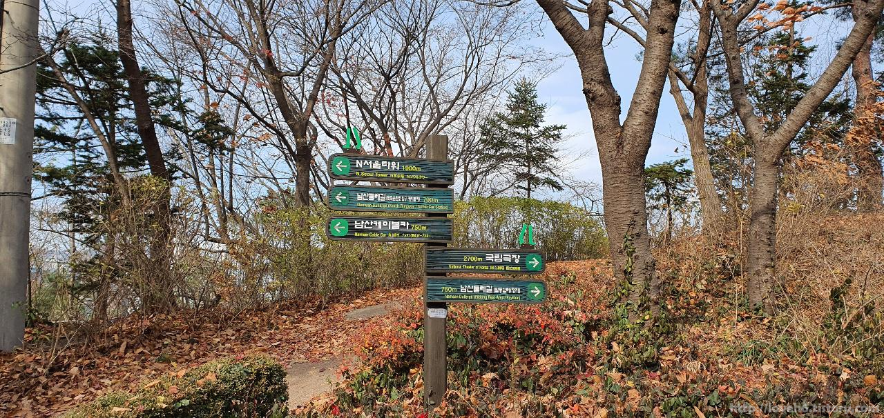 남산 Namsan/걷다보면 이곳이 어디인지 알려주는 팻말과 지도등이 곳곳에 배치되어 있고 방향 팻말이 있어서 쉽게 찾아갈 수 있어 좋았습니다