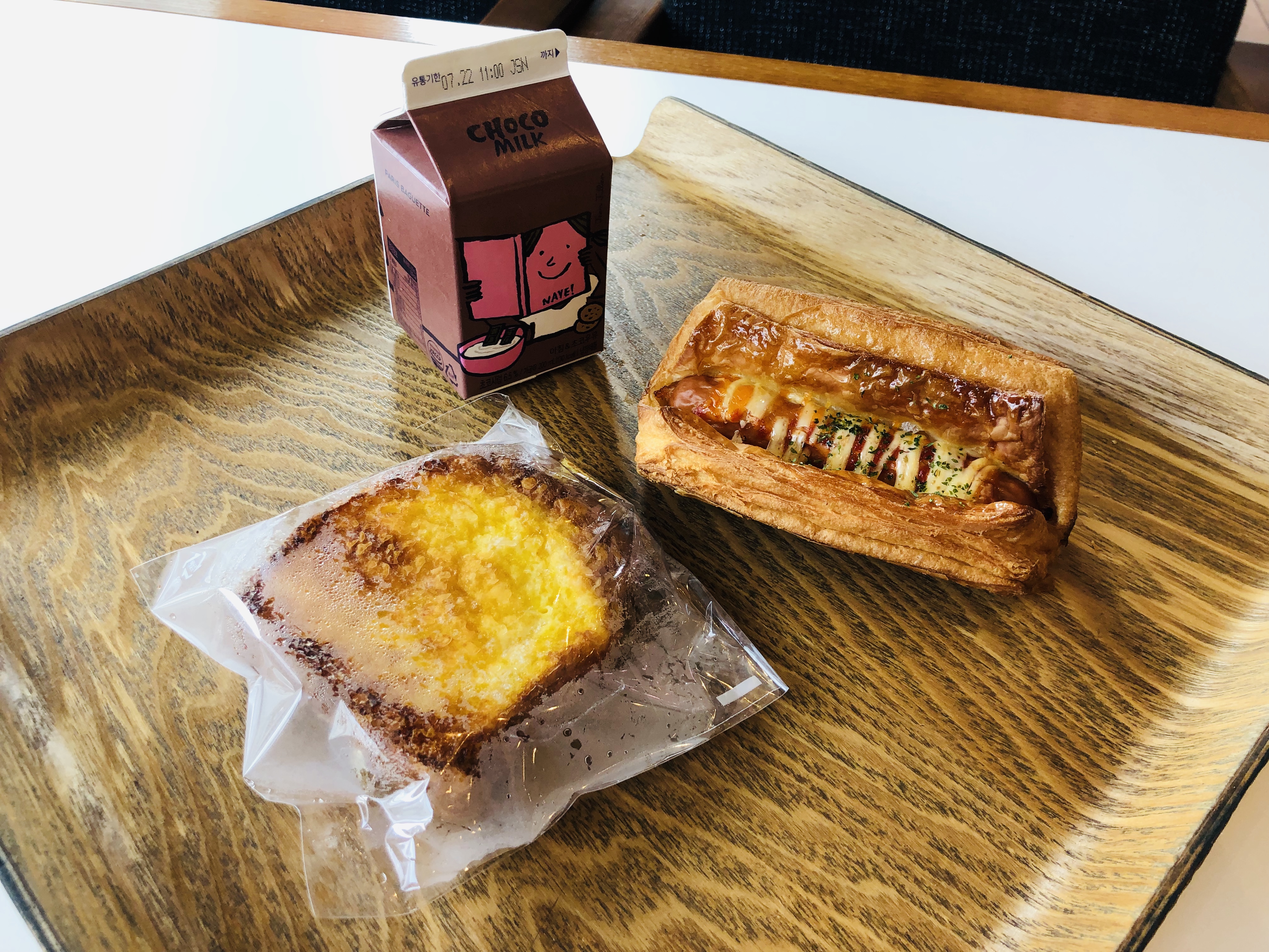  파리바게트, 치즈소시지페스츄리와 프렌치토스트, 음료는 초코우유