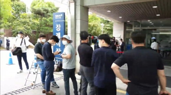서울시청 앞 박원순 분향소 앞 성창경TV서울대병원 장례식장 주차장에 마련된 강용석·김용호·김세석·김용호·양평의 집. 유튜브 ON. 2020년 7월 11일 2시 30분 101