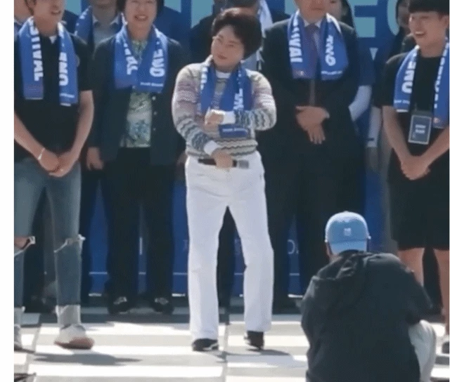 이길여 총장이 가천대학교 축제 무대에서 말춤을 추는 모습