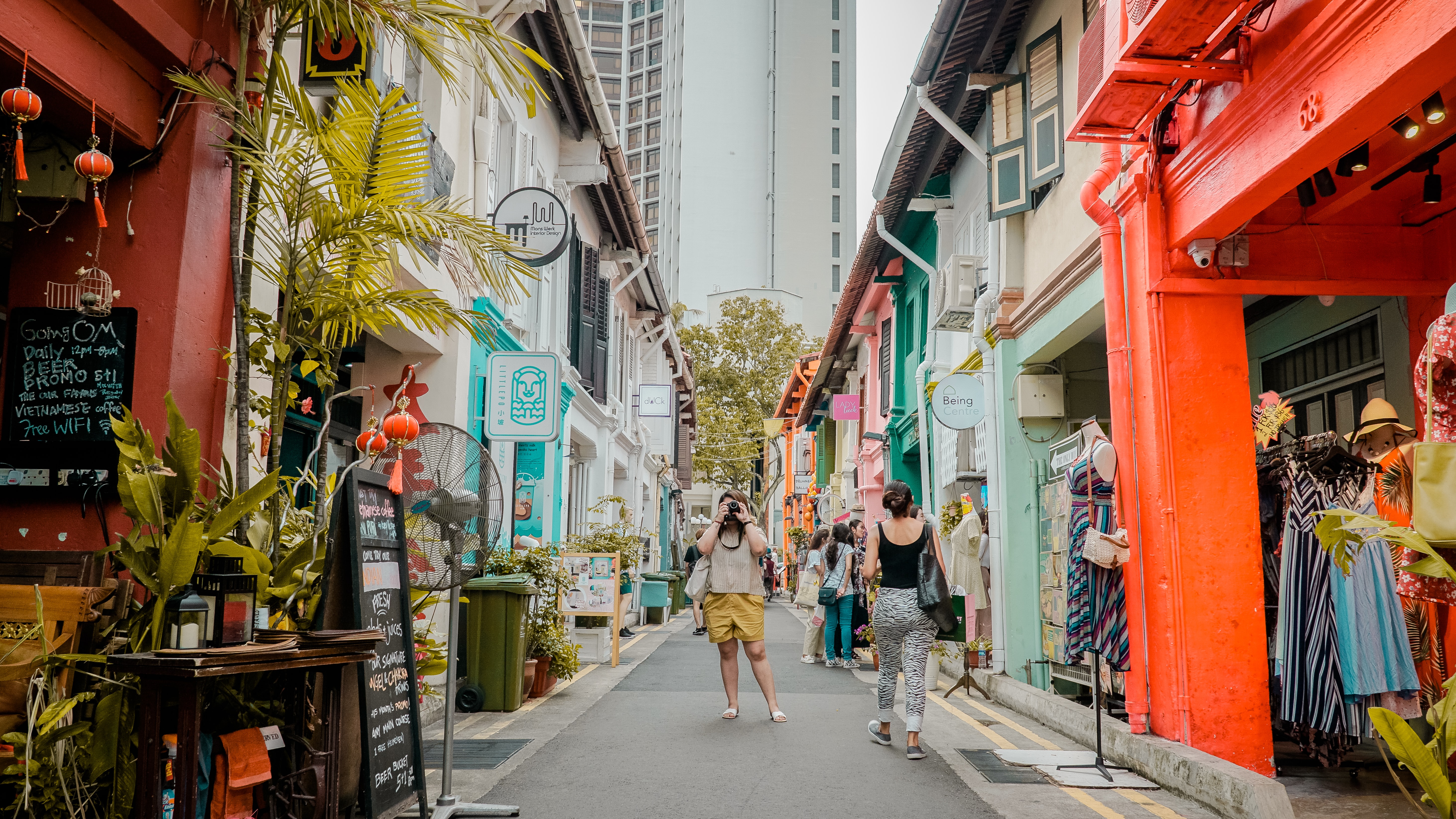 싱가포르의 하지 레인에서 사람들이 쇼핑하며 다니는 모습