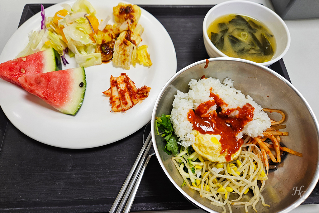 점심 식사 비빔밥 귤샐러드 수박
