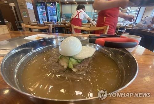 서울 외식비, 계속 오르는 이유는? 김밥부터 냉면까지 가격 동향 분석