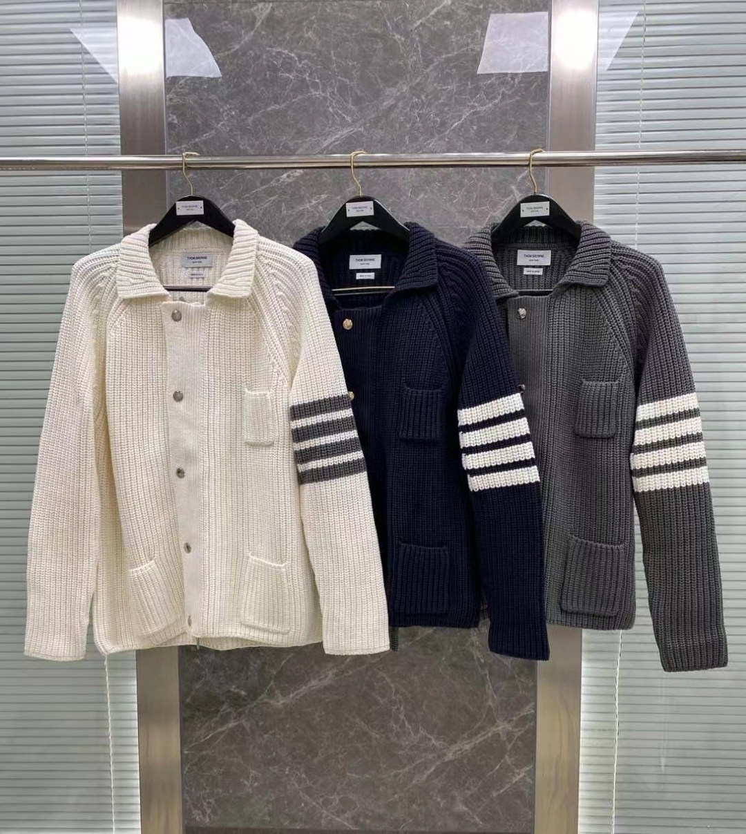  [THOM BROWNE] 톰브라운 미디엄 4-바 울 가디건 스티치 자켓 MKJ043A04482035 (3 COLOR)