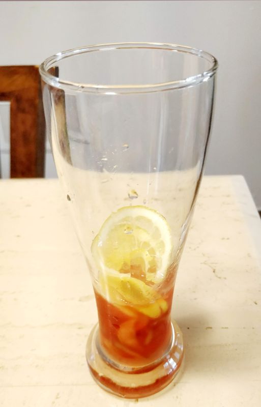 예쁜 유리컵에 자두청과 레몬을 넣은사진 