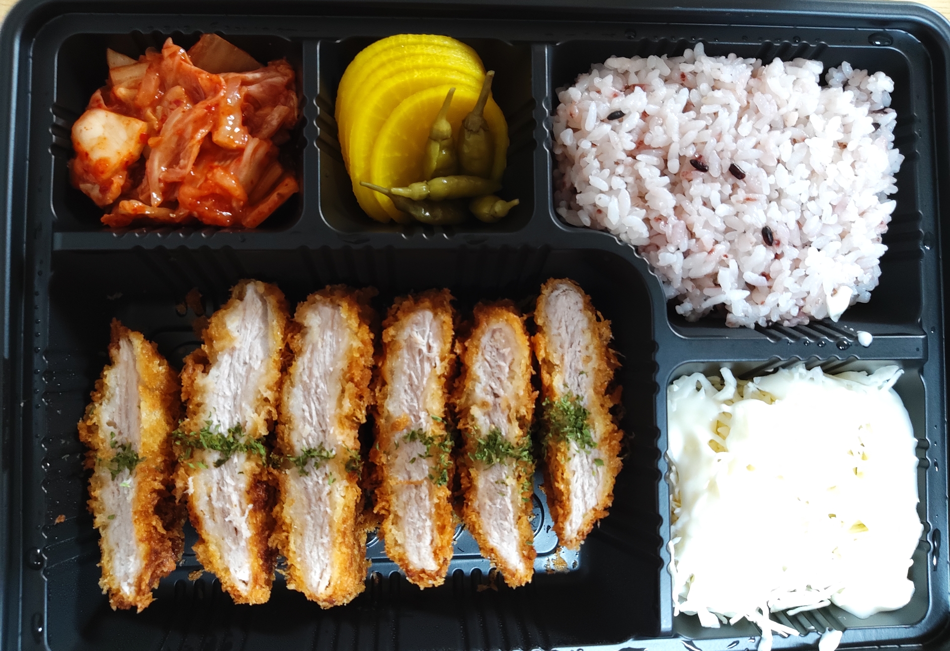 등심돈까스와 밥, 김치, 단무지, 양배추 샐러드
