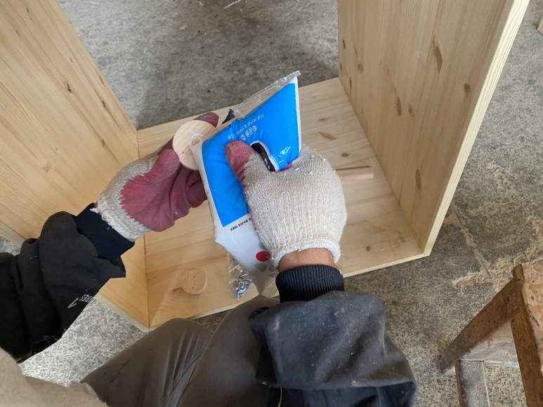 우드킴 오산목재 목재 재단 레드파인 원목 옷장 만들기 원목 옷걸이 막대 붙이는 법 11