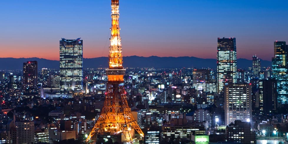 도쿄 다워와 근처의 빌딩들이 보이는 사진