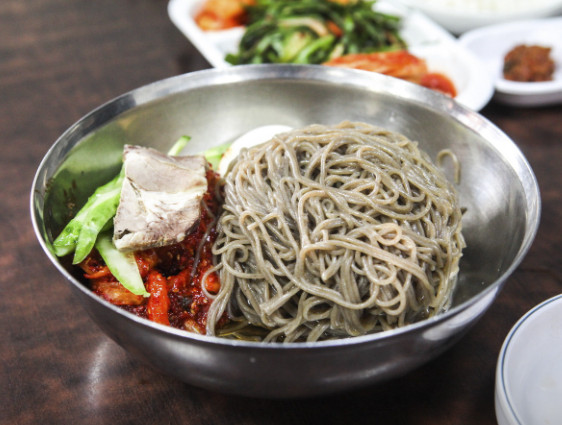 핸썸가이즈 신당동 이북식 찜닭 막국수 만두 맛집
