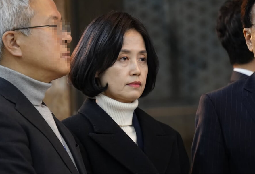 검정색코트를입은-여성의모습
