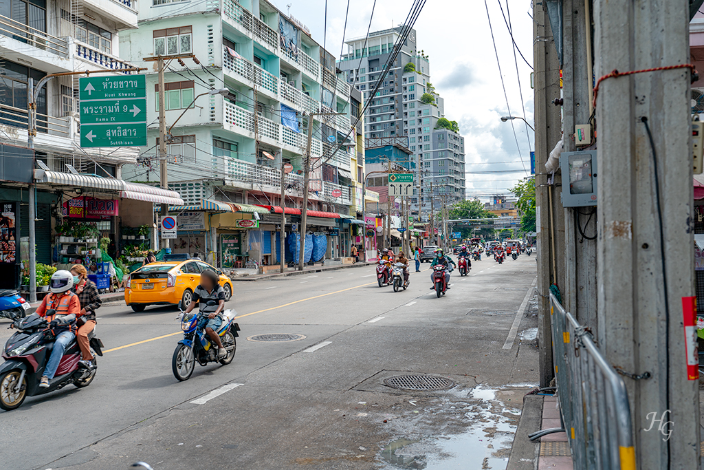 태국 방콕 후웨이쾅 시장(ตลาดห้วยขวาง Huai Khwang Market) 도로 위 많은 오토바이들