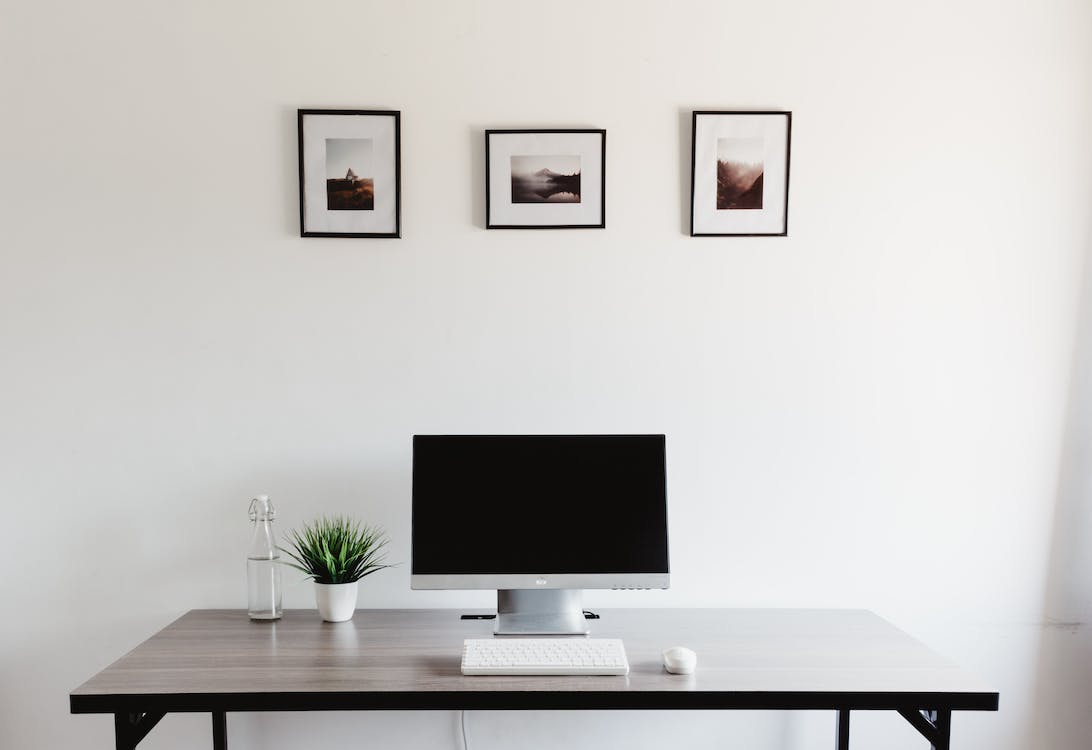  A minimalist workspace to improve productivity and concentration.