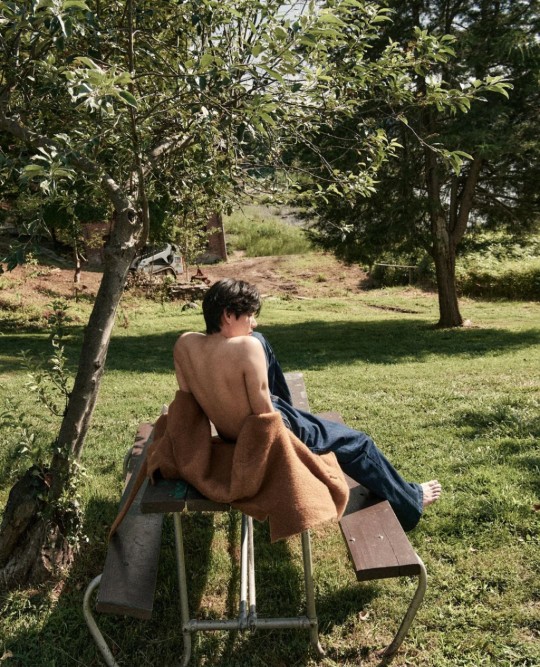  방탄소년단 뷔, 과감한 상반신 노출! 등근육 화났네 [사진]