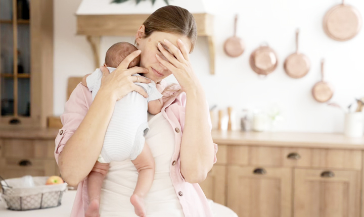 급성폐쇄성후두염 원인 증상 아기 울음으로 힘들어하는 엄마 모습