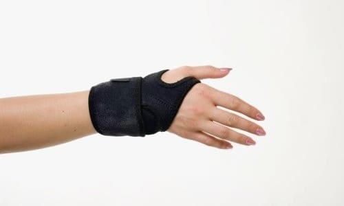 손목-통증-관리-찜질-손목-보호대
