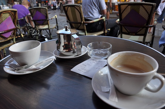 프랑스-식당-야외-테이블-사진