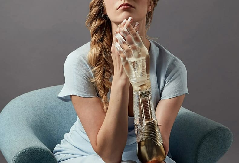  의족을 예술로 바꾸는 것 Sophie de oliveira barata reimagines artificial limbs as wearable art pieces