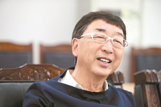 이토 토요가 웃고 있는 사진