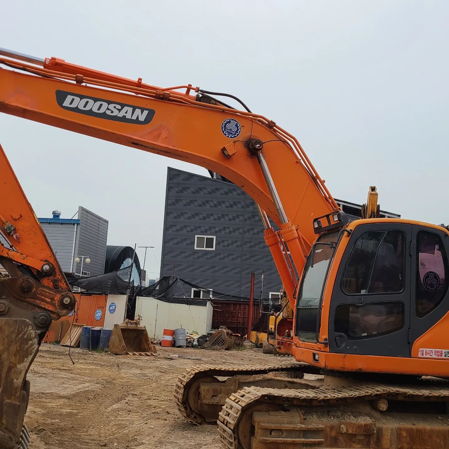  두산 DOOSAN DX300LC 모델 2011년식 5800만원 판매합니다