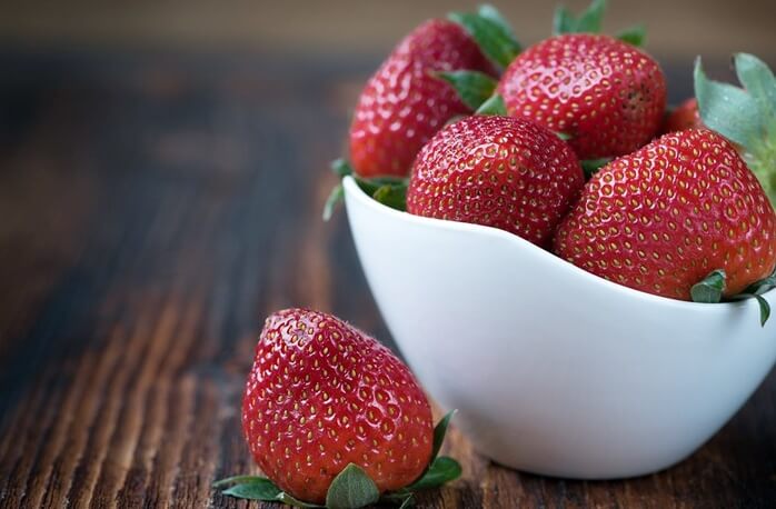 하얀 도자기 용기에 잘 익은 큼지막한 딸기가 수북하게 담겨있는 모습