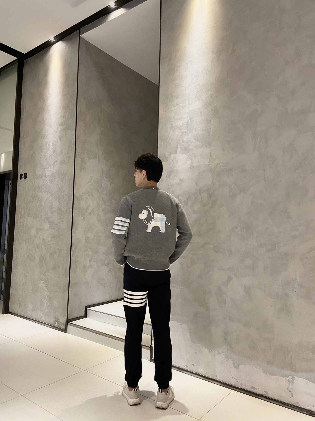  [THOM BROWNE] 톰브라운 사선완장 버팔로 체크 라이언 가디건 MKC285A00219055