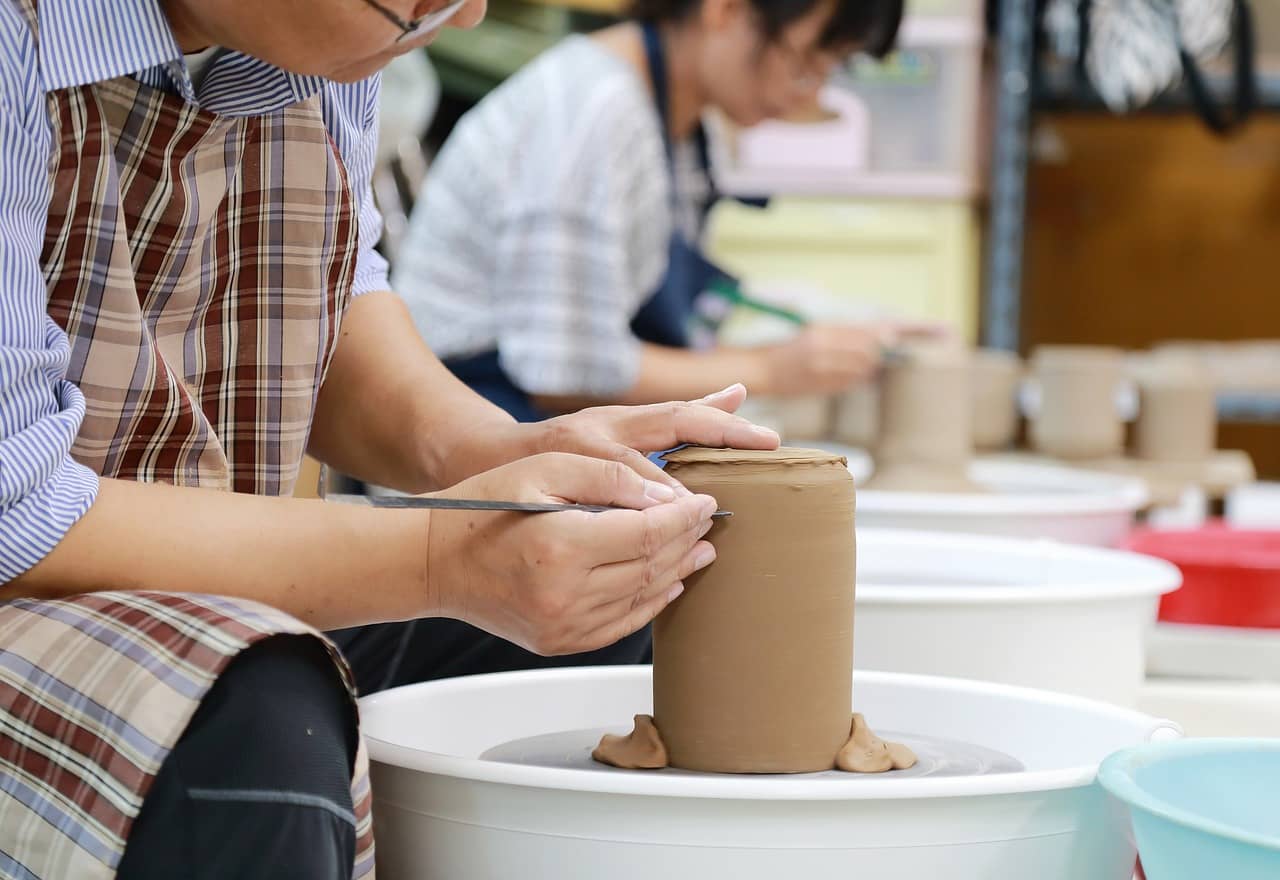1일 도전! 새로운 취미 체험하기: 도예, 플라잉 요가, 바리스타 체험 등 평소 접해보지 못한 새로운 취미에 도전하는 하루