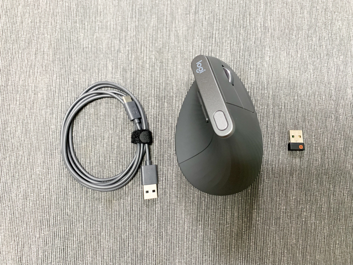 유선과 블루투스와 USB, 총 3가지로 연결이 가능한 로지텍 mx vertical 마우스 구성품