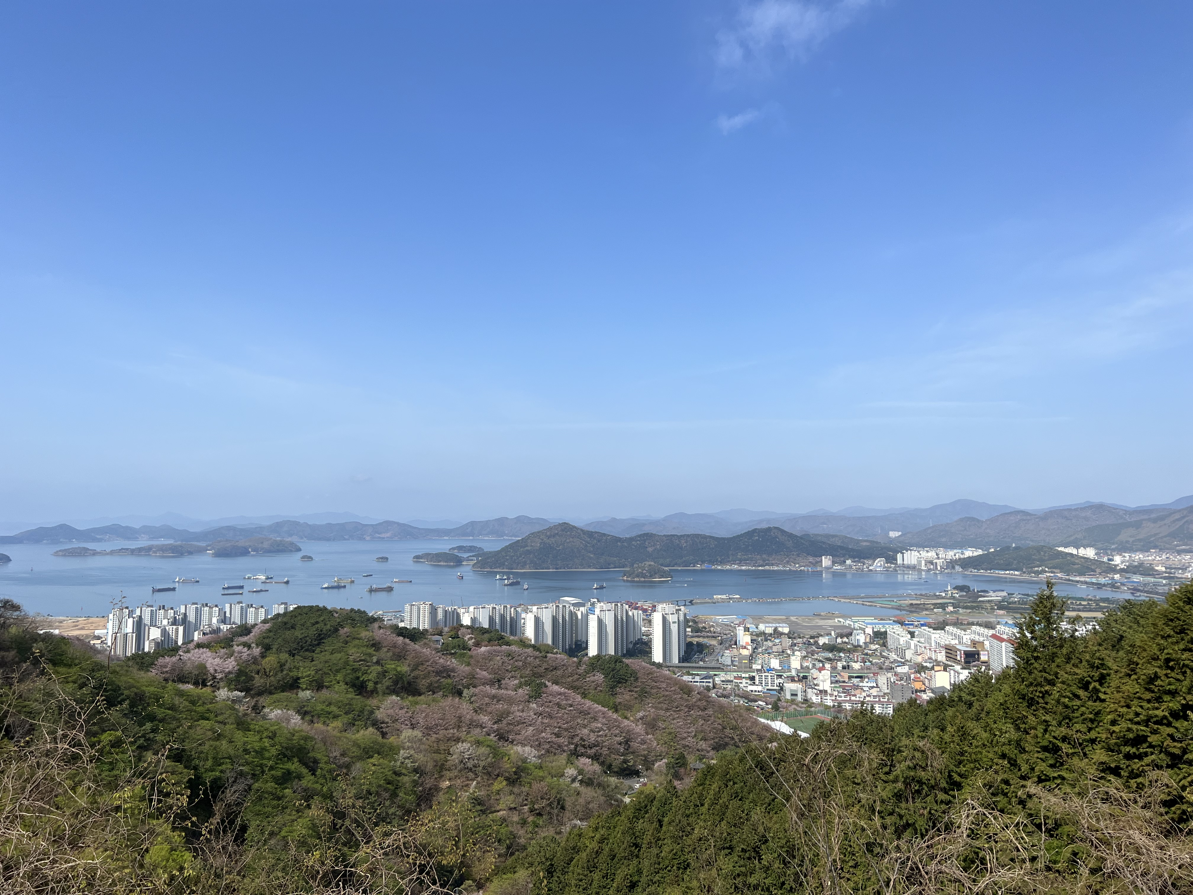 천자암해오름길에서 바라본 진해시내