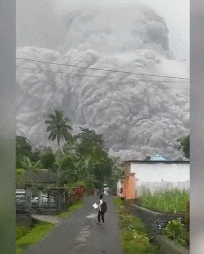  인니 자바섬 화산 분출...13명 사망 사망자 늘어날 듯  VIDEO: Locals Flee DEADLY Volcano Eruption in Indonesia