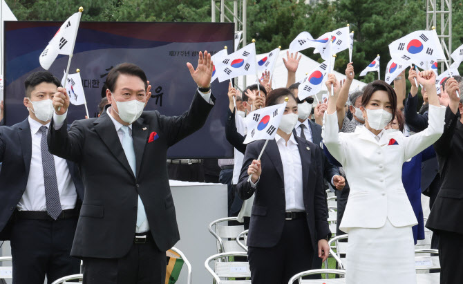  김건희 여사, 김정숙 여사의 2배.."尹대통령, '선언'해야"