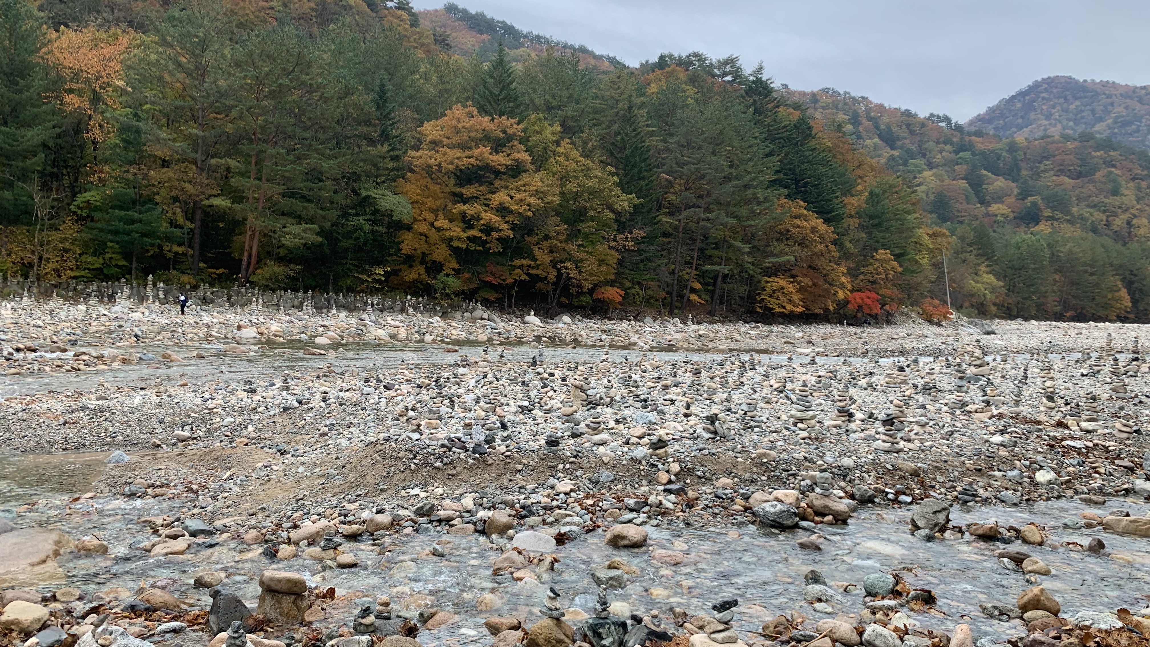 설악산에 유명한 큰 사찰인 백담사의 돌탑들
