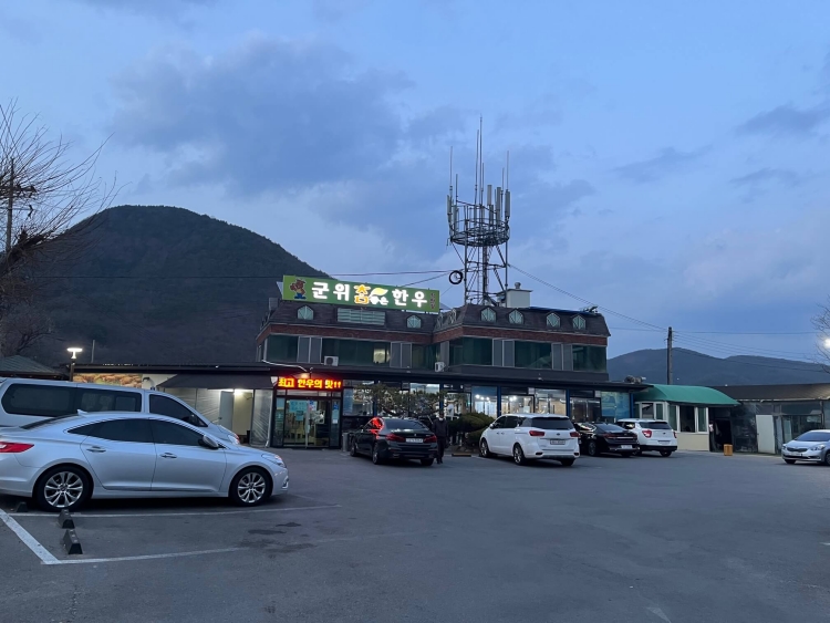 저녁이라 손님들이 좀 있어 보입니다 식당주차장입니다