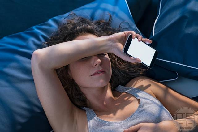 스마트폰 중독 증상 휴대폰 중독 증상 부작용 수면장애 불면증