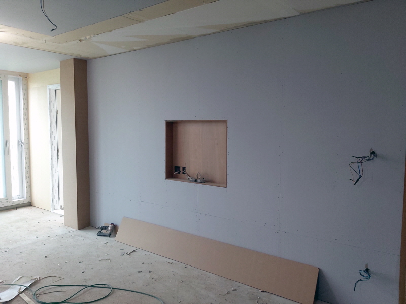 거실 벽면에 매입 박스를 시공한 무몰딩 인테리어 용인시 아파트 거실 리모델링 - 4