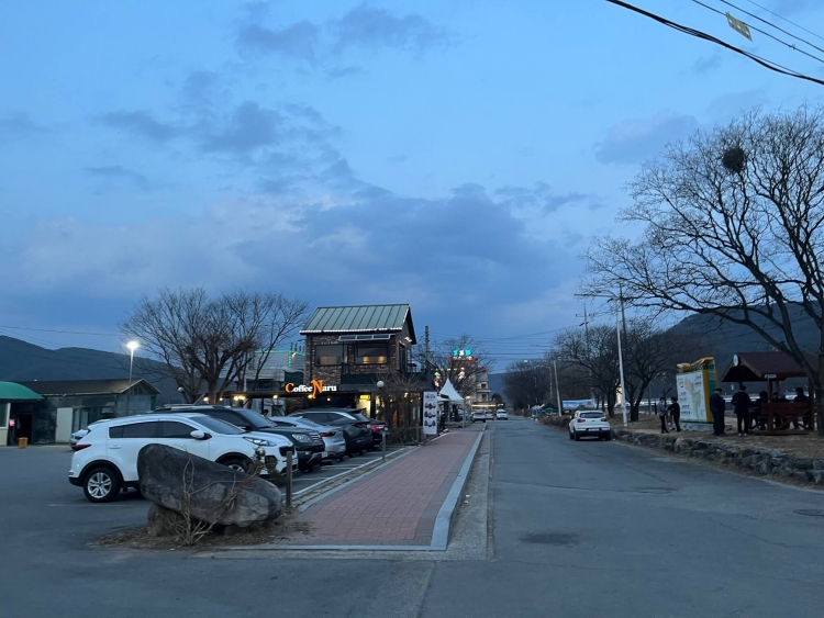 저녁 어둠이 깔리기 직전의 식당 입구 전경사진