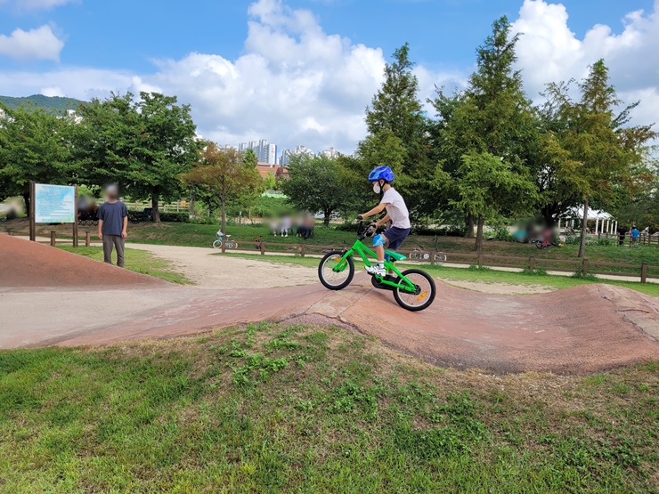 부산-화명생태공원-자전거체험장-자전거-타는-아이-모습
