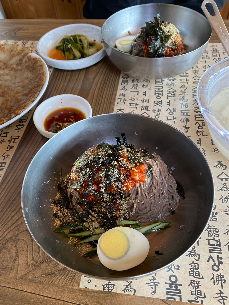 막국수안에 계란반개가 놓여있다