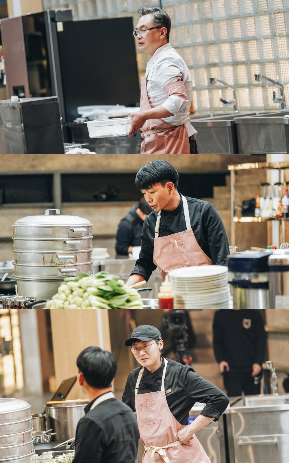 남자 요리사들이 요리를 하고 있다