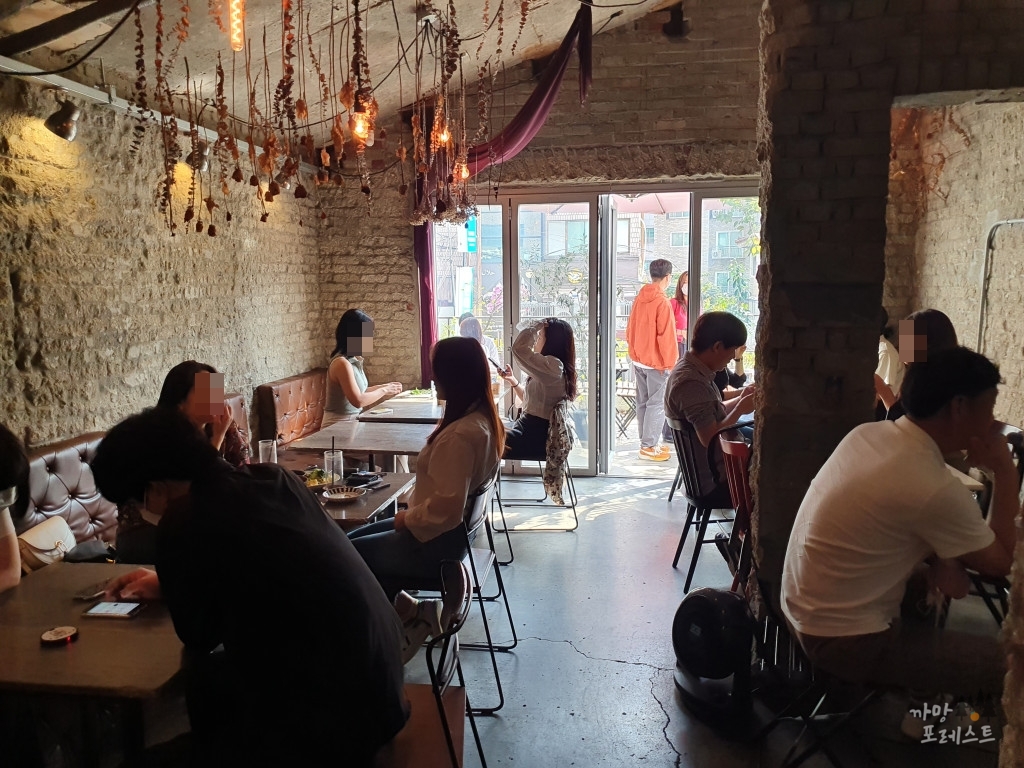 카페 413 프로젝트 2층 자리