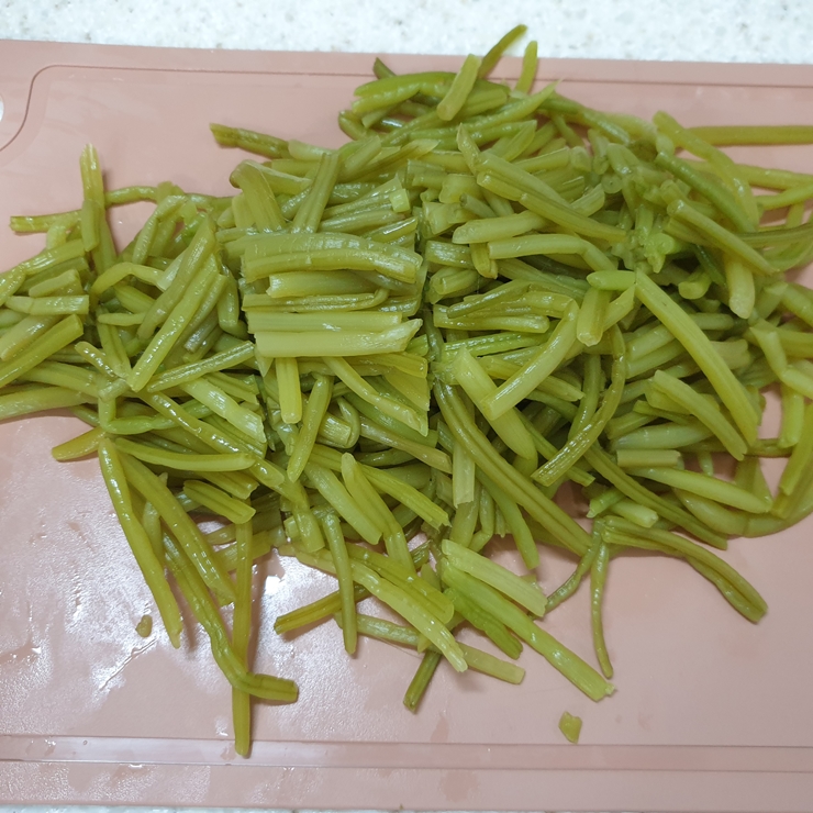 고구마줄기(고구마순) 껍질 손질, 삶는시간, 보관방법 - 파인리뷰 고구마줄기(고구마순) 껍질 손질, 삶는시간, 보관방법 - 파인리뷰