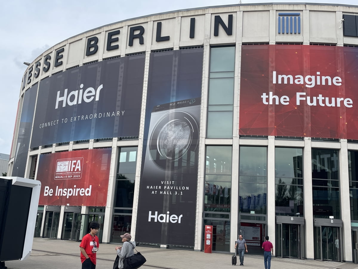 IFA 2023이 열리고 있는 ‘메세 베를린’ 입구에 중국 가전업체 하이얼 광고가 붙어 있다.